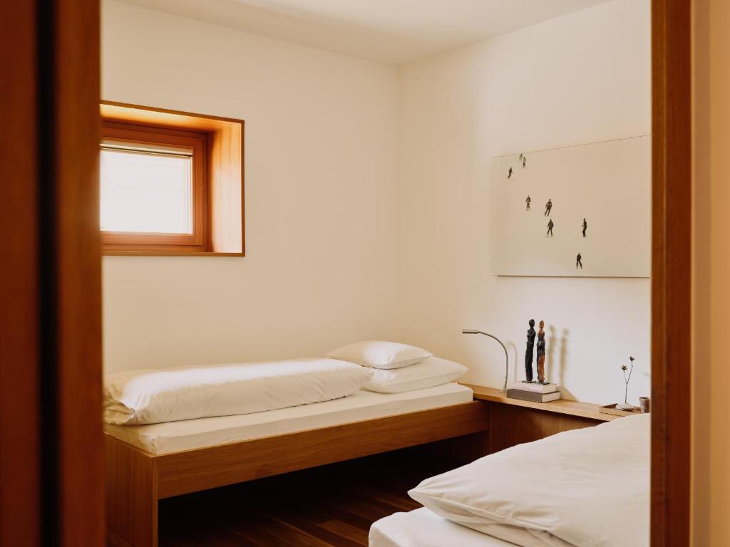 Postel nebo postele na pokoji v ubytování Rote Wand Gourmet Hotel, a Member of Design Hotels