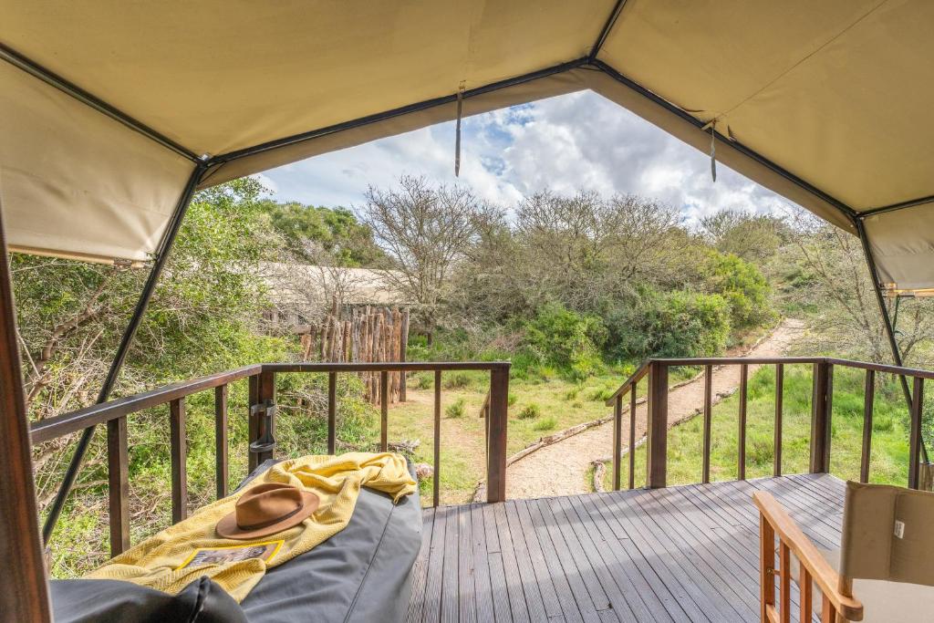 Balkón nebo terasa v ubytování Tygerfontein Safari Tents
