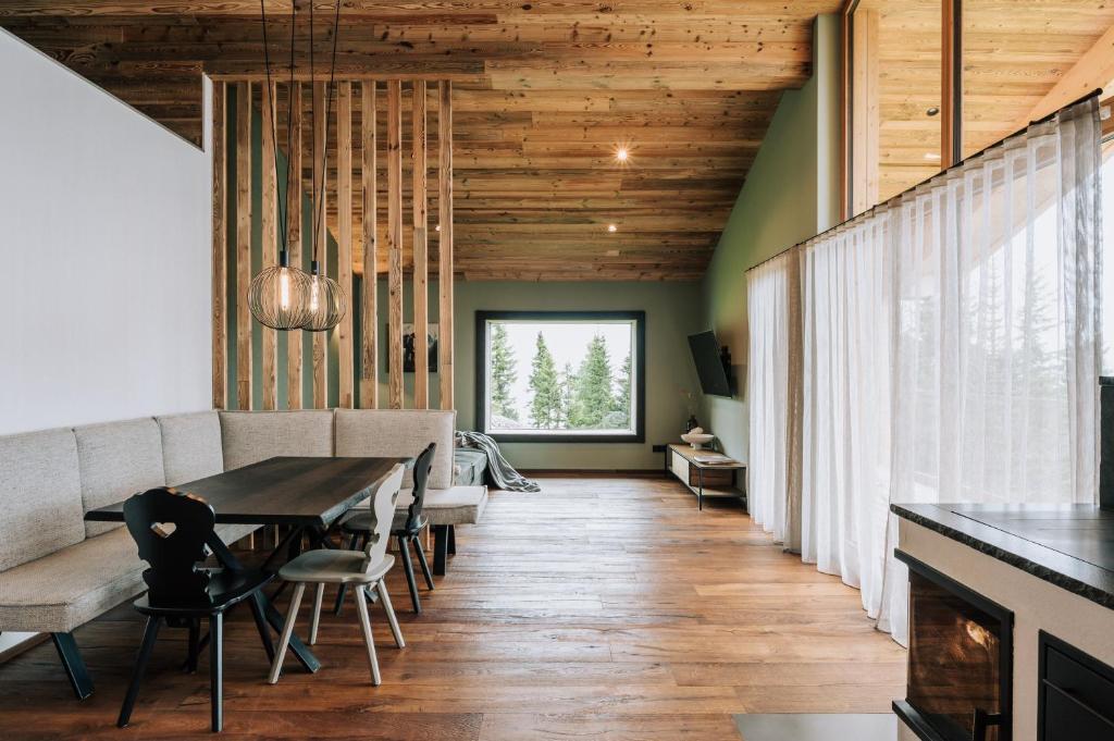 Posezení v ubytování Almchalet - Luxus am Fuße der Koralpe