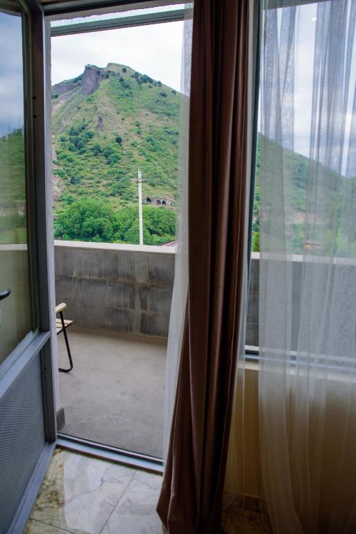 Nespecifikovaný výhled na hory nebo výhled na hory při pohledu z hotelu