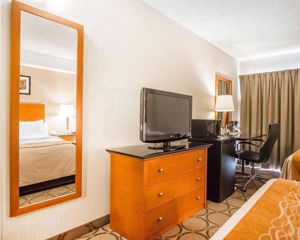 TV a/nebo společenská místnost v ubytování Comfort Inn