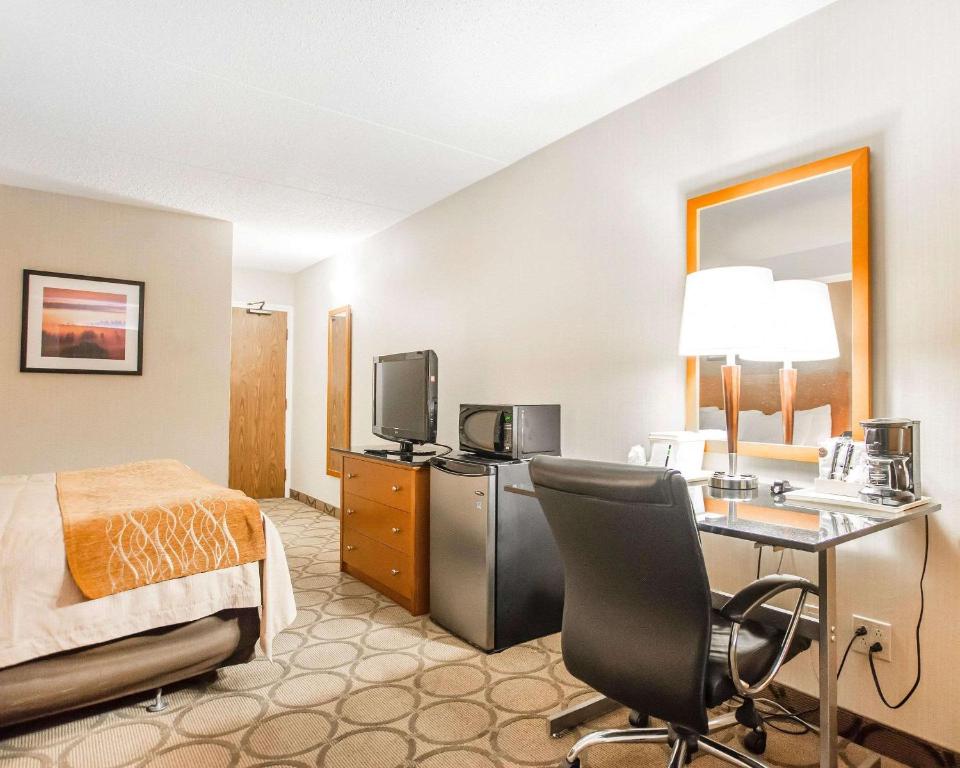 TV a/nebo společenská místnost v ubytování Comfort Inn