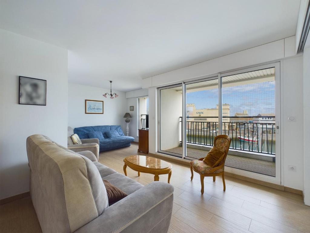 un salon avec un canapé et une grande fenêtre dans l'établissement Vue directe port des Sables d'Olonne - T3 pour 6, à Les Sables-dʼOlonne