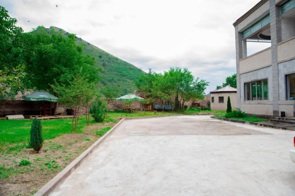 Nespecifikovaný výhled na hory nebo výhled na hory při pohledu z hotelu