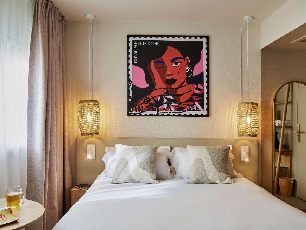Postel nebo postele na pokoji v ubytování Mercure Saint Raphael Centre Plage