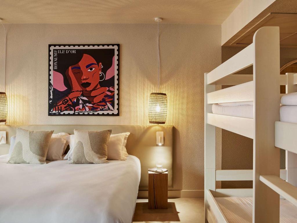 Postel nebo postele na pokoji v ubytování Mercure Saint Raphael Centre Plage