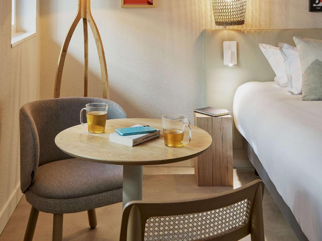 Postel nebo postele na pokoji v ubytování Mercure Saint Raphael Centre Plage