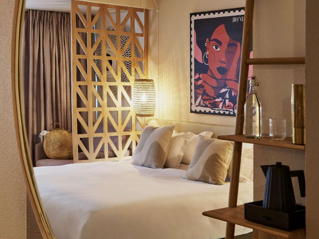 Postel nebo postele na pokoji v ubytování Mercure Saint Raphael Centre Plage