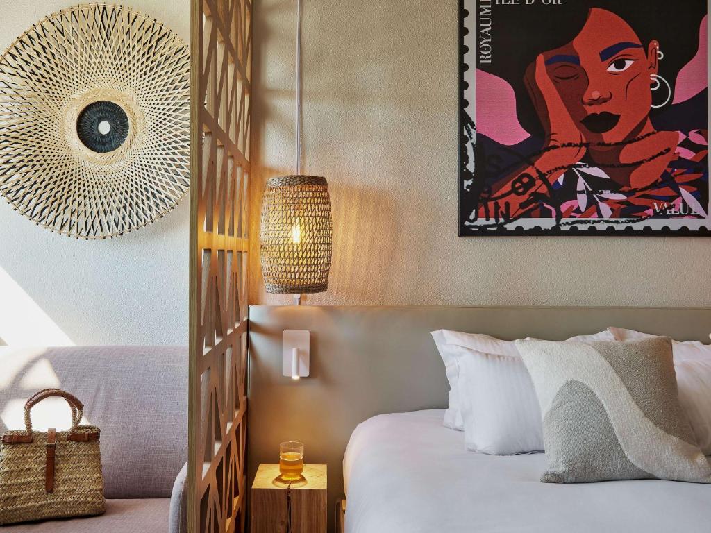 Postel nebo postele na pokoji v ubytování Mercure Saint Raphael Centre Plage