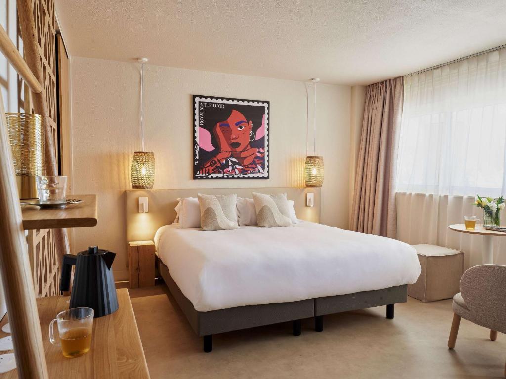 Postel nebo postele na pokoji v ubytování Mercure Saint Raphael Centre Plage