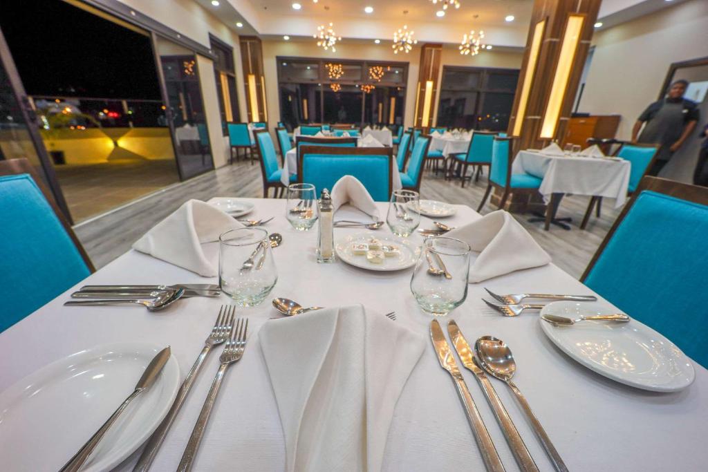 Restaurace v ubytování Comfort Inn & Suites Tobago