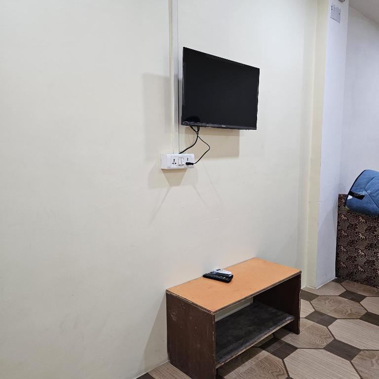 TV a/nebo společenská místnost v ubytování Mahendra Hotel