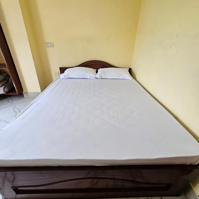 Postel nebo postele na pokoji v ubytování Mahendra Hotel