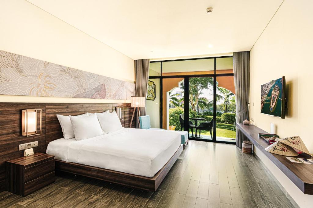 TV a/nebo společenská místnost v ubytování Hoi An Memories Resort & Spa