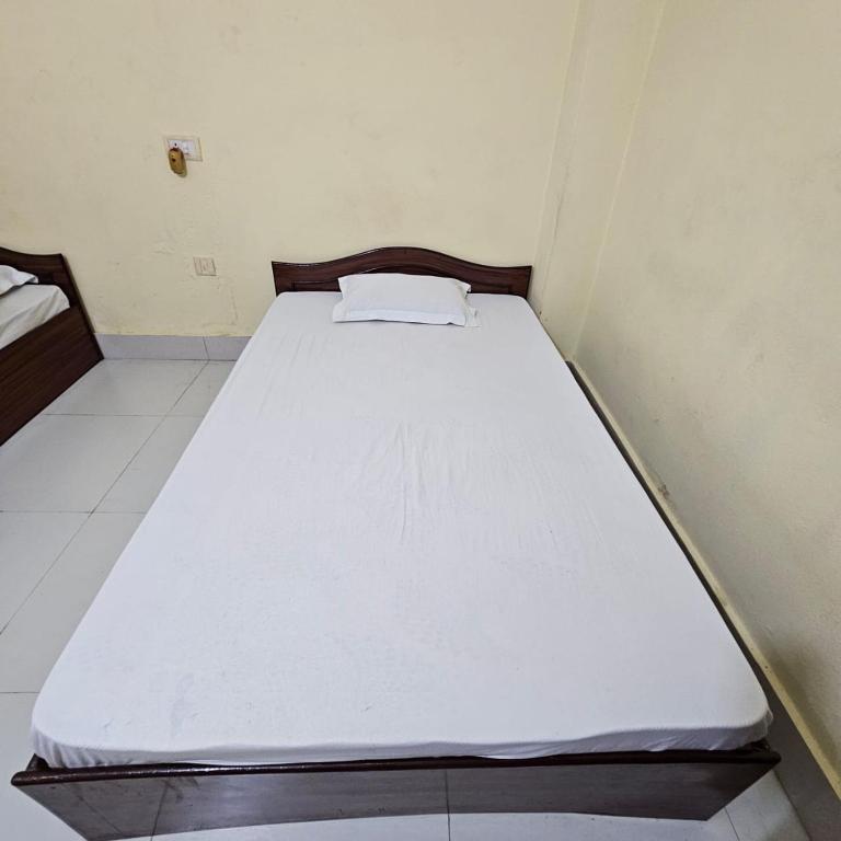 Postel nebo postele na pokoji v ubytování Mahendra Hotel