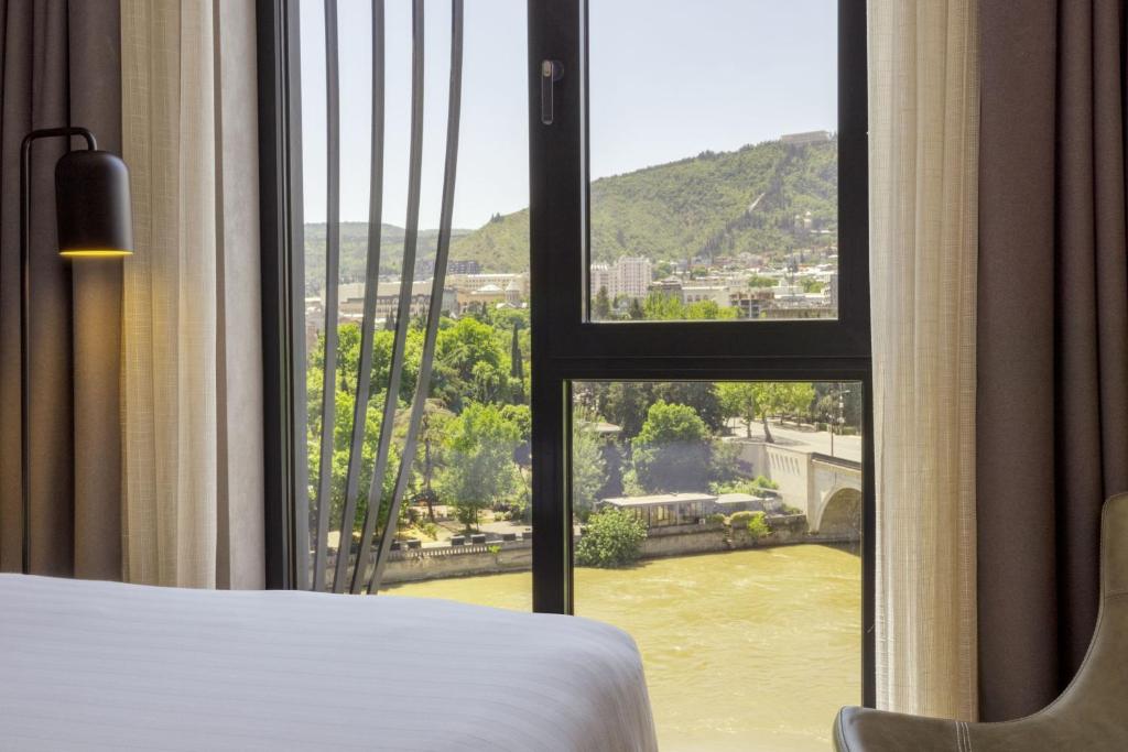 Nespecifikovaný výhled na hory nebo výhled na hory při pohledu z hotelu