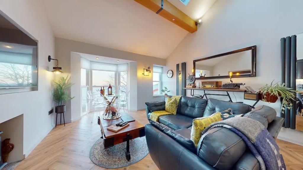 Un lugar para sentarse en Mumbles Cottage & Stunning Ocean Views - Sleeps 4