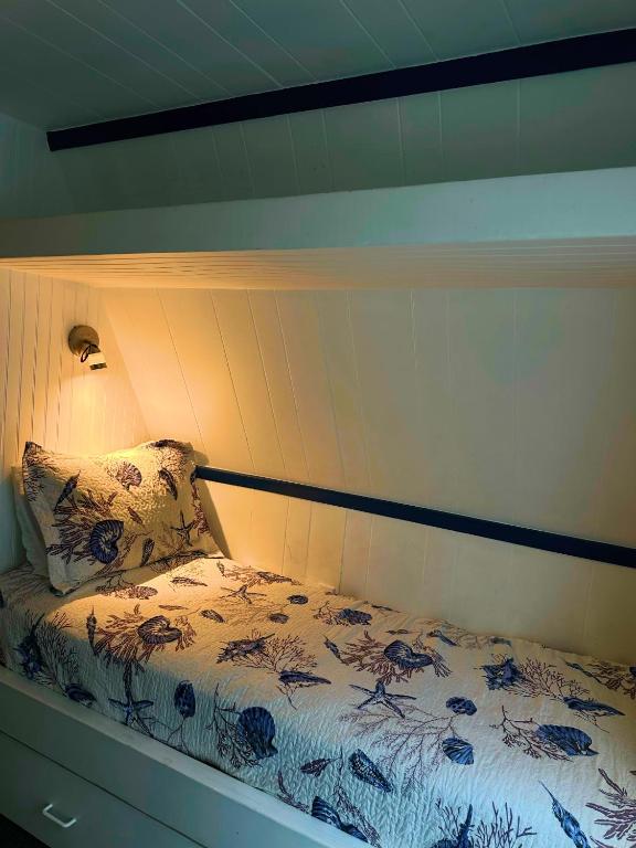 Postel nebo postele na pokoji v ubytování Say YES To Spring! 4BR Home w private pool 2 min to Destin beaches