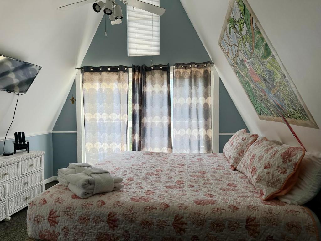 Postel nebo postele na pokoji v ubytování Say YES To Spring! 4BR Home w private pool 2 min to Destin beaches