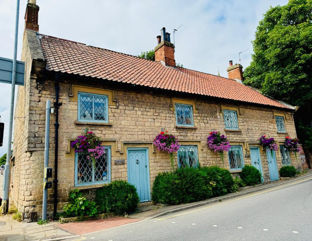 Cottage near Sherwood Forest-Sleeps up to 16
