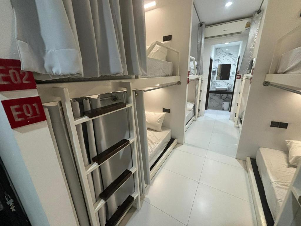 Postel nebo postele na pokoji v ubytování Samui Beach Hostel