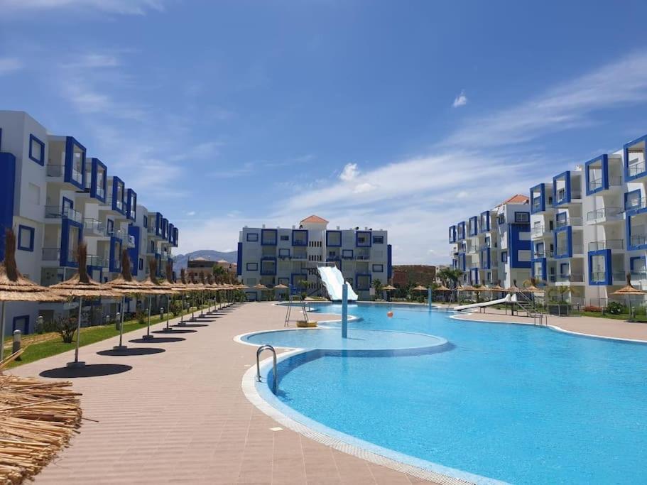 カボ・ネグロにあるcomplexe avec piscineの大型スイミングプール(パラソル付)
