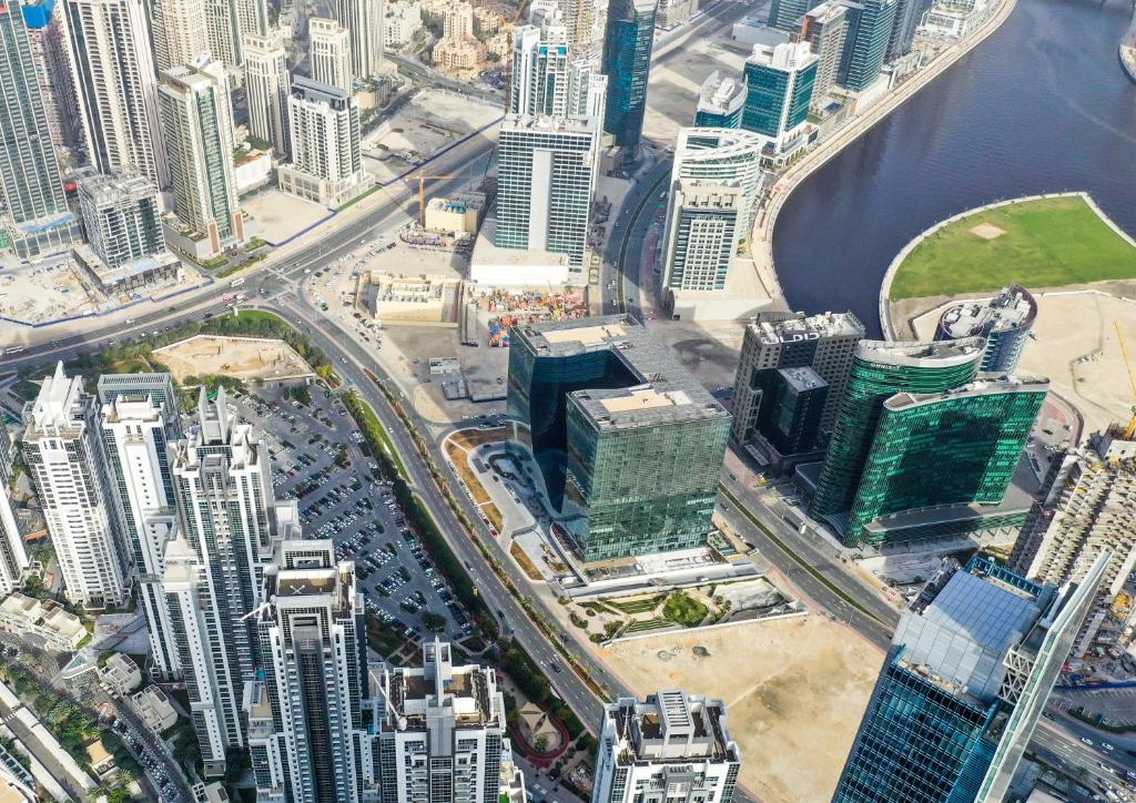 Nespecifikovaný výhled na destinaci Dubaj nebo výhled na město při pohledu z aparthotelu