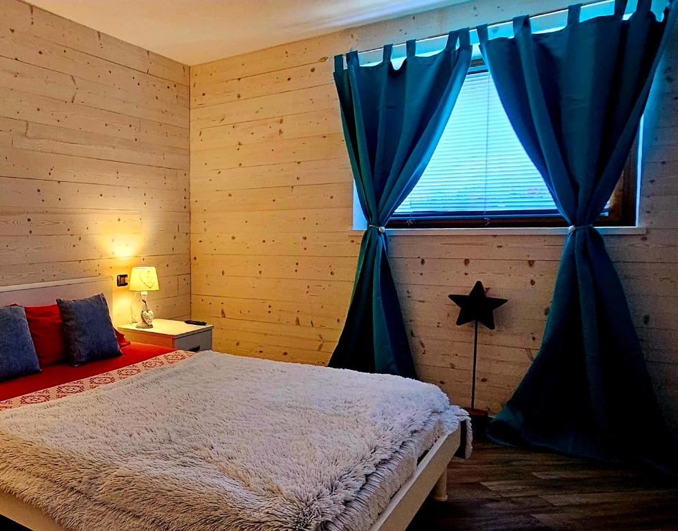 Ένα ή περισσότερα κρεβάτια σε δωμάτιο στο "Rouet" alloggio in villa tipica