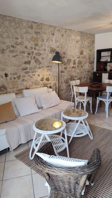 un salon avec un canapé et deux tables dans l'établissement Maison de ville en plein centre historique, à Conflans-Sainte-Honorine