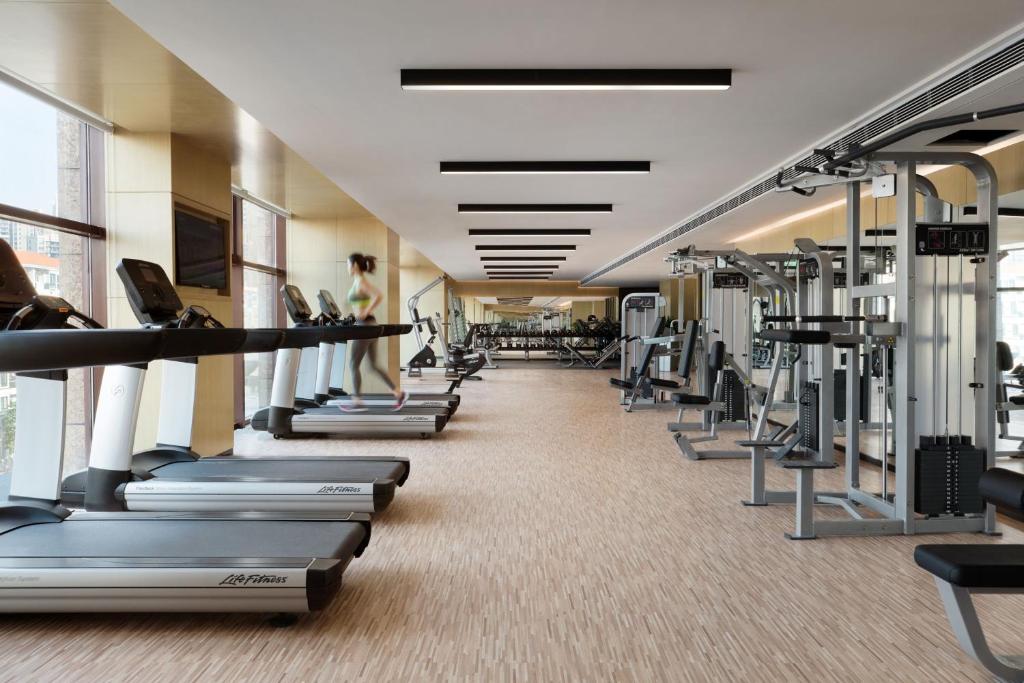 Fitness centrum a/nebo fitness zařízení v ubytování Courtyard by Marriott Shunde Longjiang, Near Furniture Fair