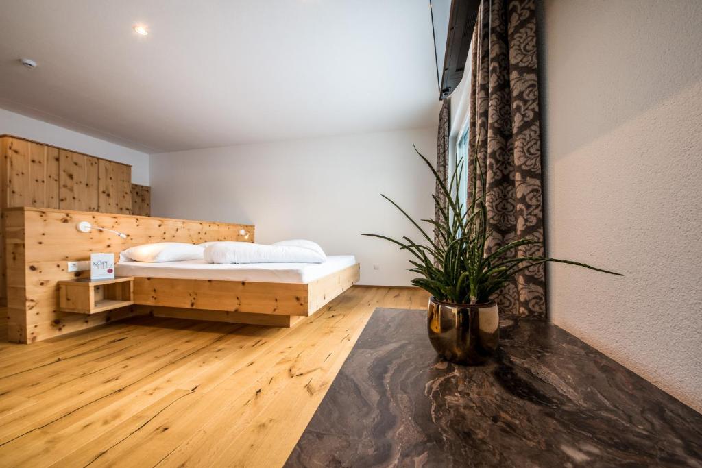Postel nebo postele na pokoji v ubytování Hotel Antholzerhof