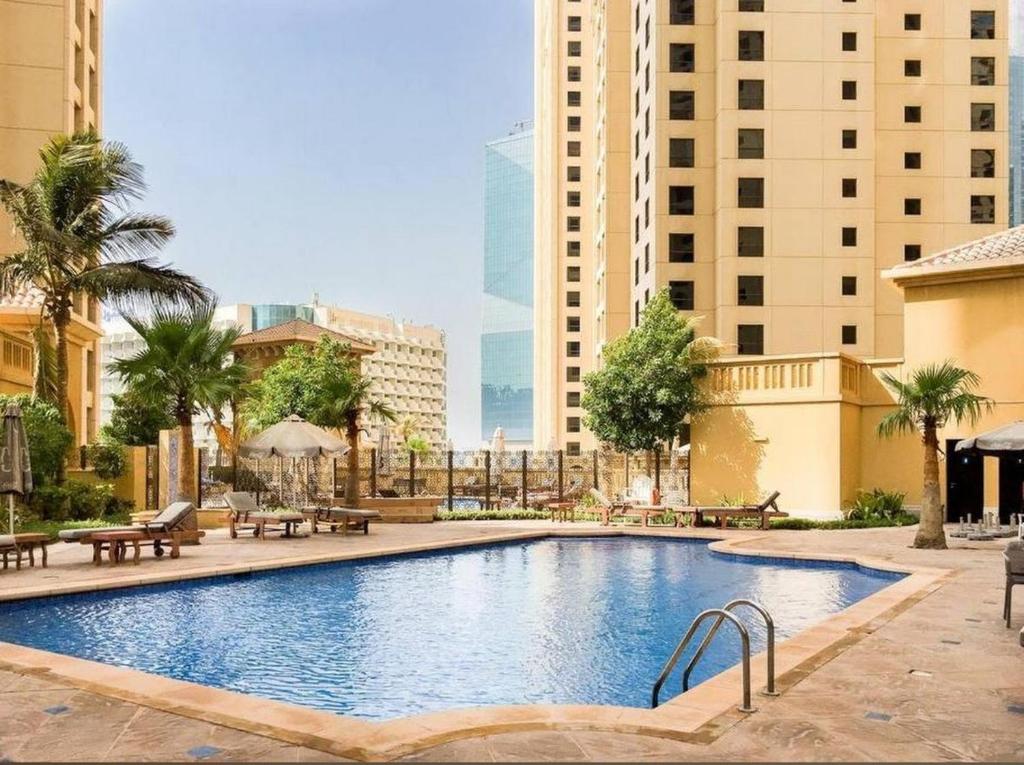 Der Swimmingpool an oder in der Nähe von Ora Place JBR