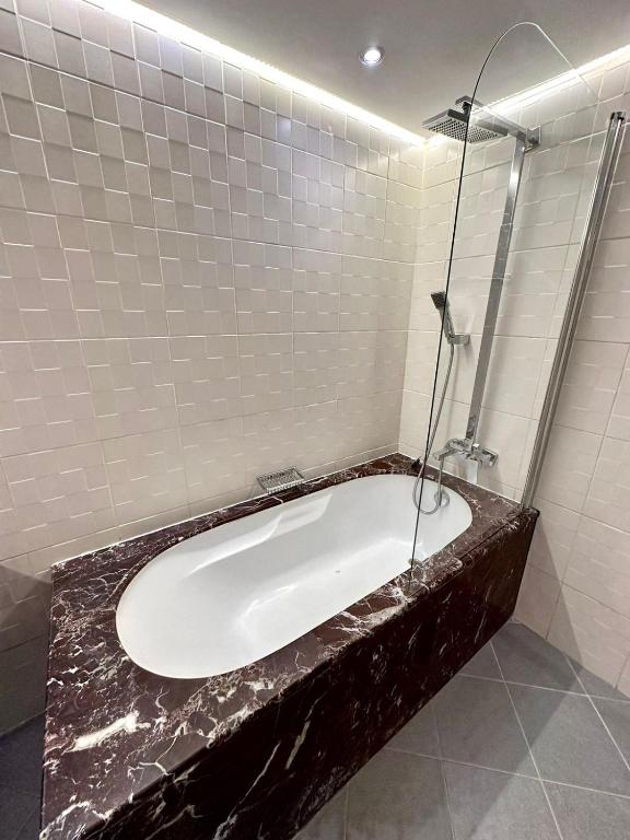 Ein Badezimmer in der Unterkunft Ora Place JBR
