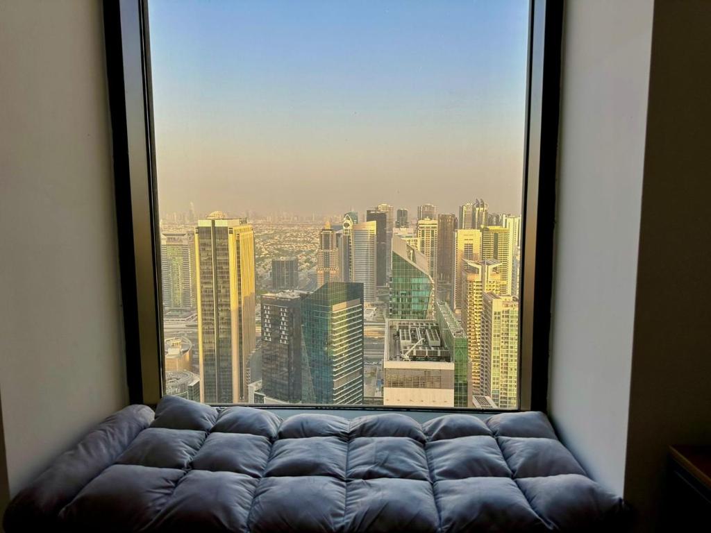 ein großes Fenster mit Stadtblick in der Unterkunft Ora Place JBR in Dubai
