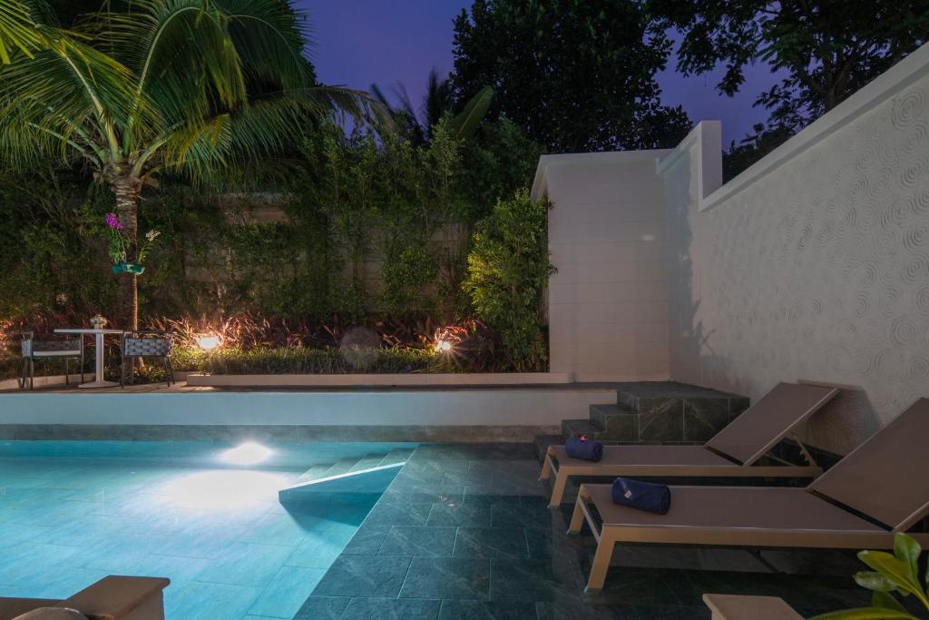 CRAFT Resort & Villas, Phuket Town - scheduled shuttle to Phuket Old Town photo