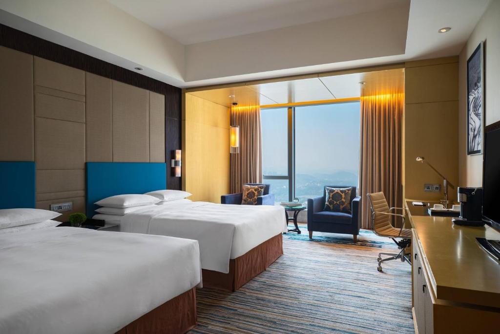 Postel nebo postele na pokoji v ubytování Renaissance Huizhou Hotel