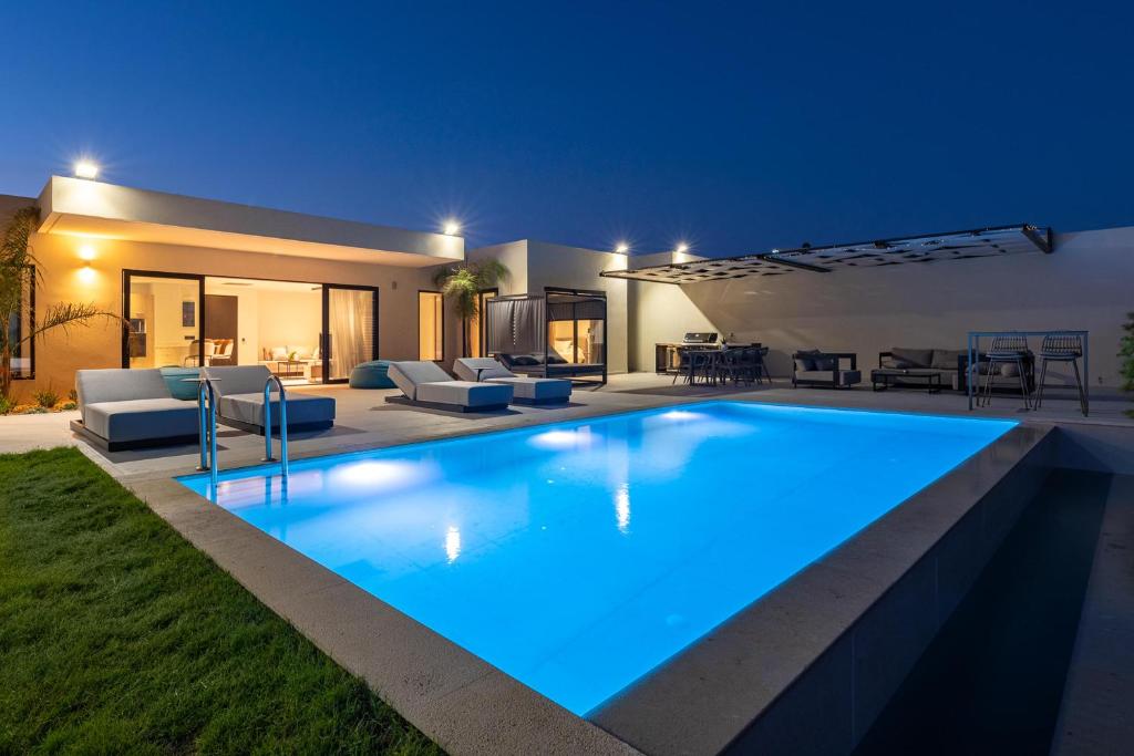 Bazén v ubytování Trapezia Luxury Living nebo v jeho okolí