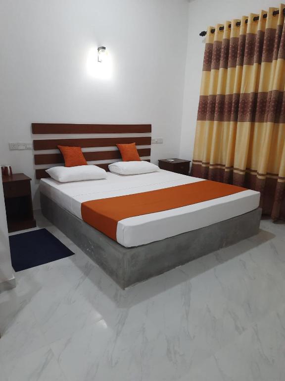 Postel nebo postele na pokoji v ubytování Anuradhapura Kingdom View Resort