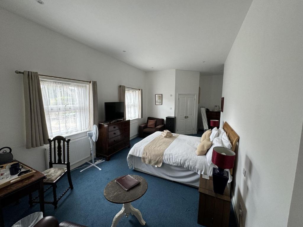 Hookwood Lodge - Double Room With Private Bathroom