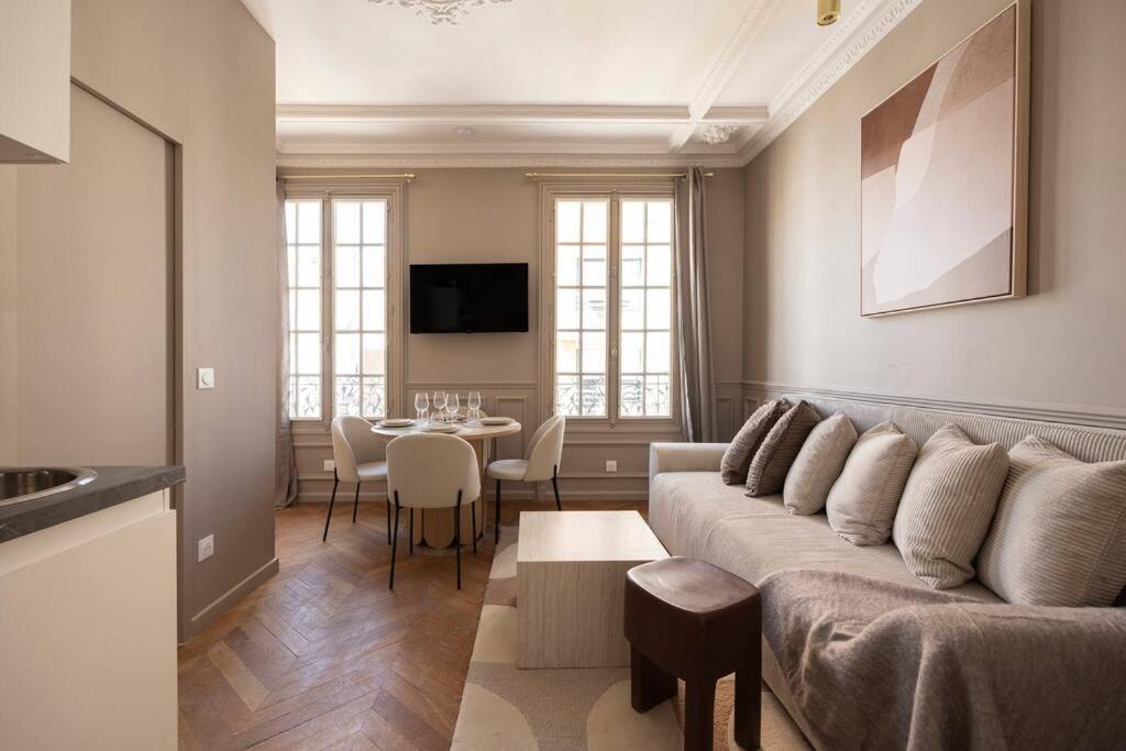 un salon avec un canapé et une table dans l'établissement Paisible Appartement à Deux Pas de Paris, à Le Pré-Saint-Gervais
