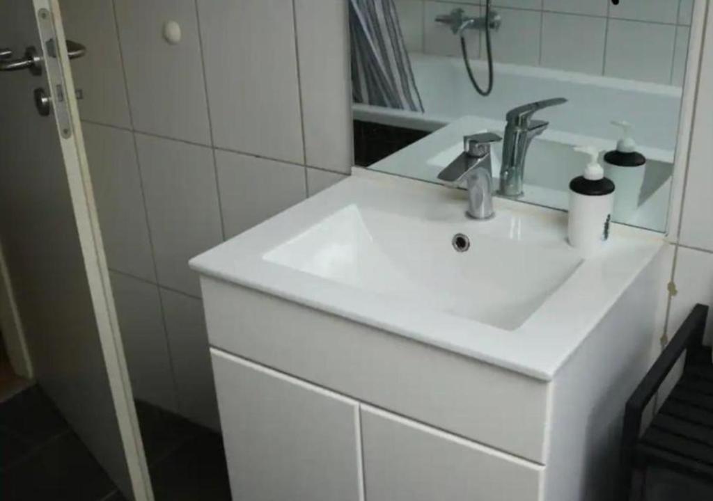 Koupelna v ubytování Le Wolf - 1 Chambre privée dans un appartement - 5mn tram du centre ville - 15mn tram Gare TGV Mulhouse - Wifi - Parking