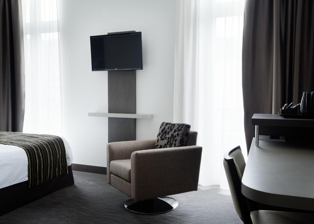 TV a/nebo společenská místnost v ubytování Brit Hotel de Grignan Vichy