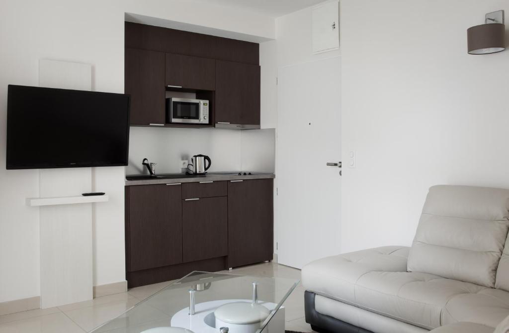 Kuchyň nebo kuchyňský kout v ubytování Brit Hotel de Grignan Vichy