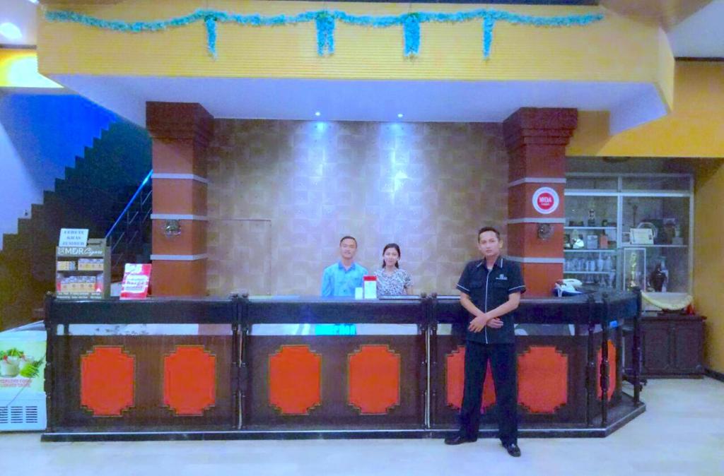 Členové personálu v ubytování Bandung Permai Hotel Jember