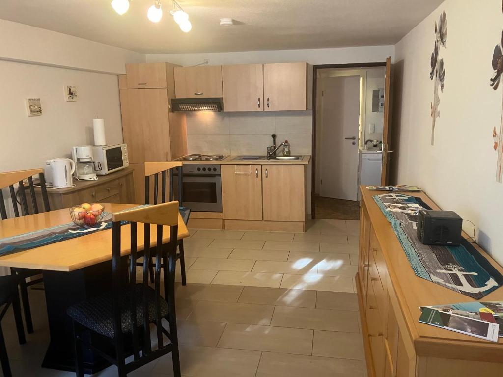 una piccola cucina con tavolo e piano di lavoro di fewoholz a Heppenheim