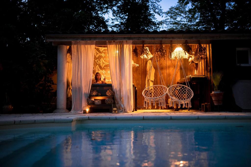 Bazén v ubytování Chambre d'hôte de charme piscine et jacuzzi privatisable, manoir, 1h Lyon nebo v jeho okolí