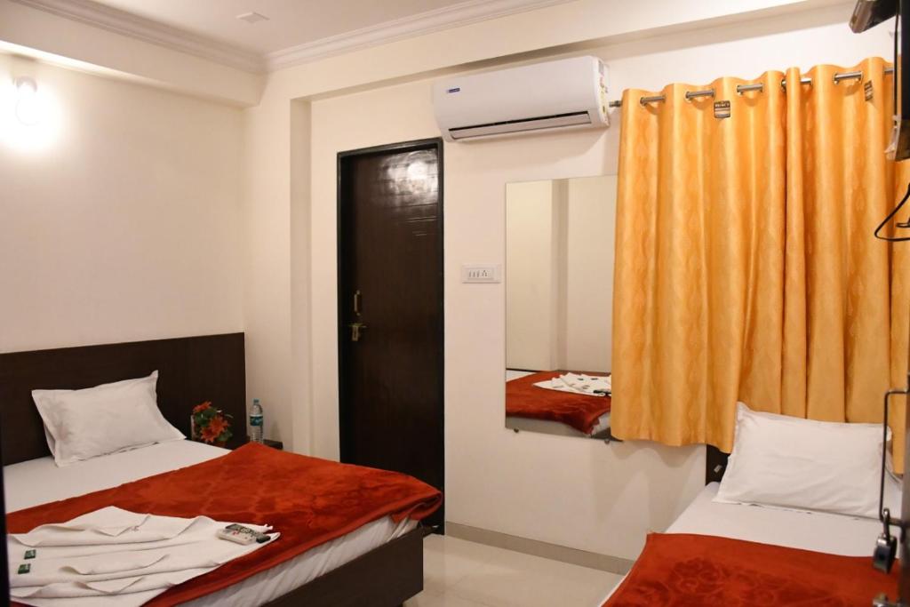 Postel nebo postele na pokoji v ubytování Hotel Sai Shatabdi