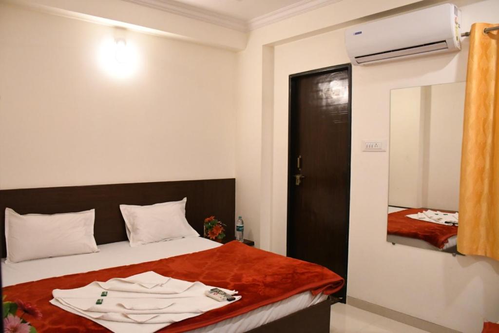 Postel nebo postele na pokoji v ubytování Hotel Sai Shatabdi