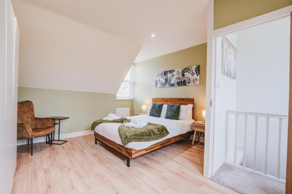 Un dormitorio con una cama, un escritorio y una silla. en Luxury 2 Bed in Reading - Free Parking & Fast Wi-Fi, en Reading