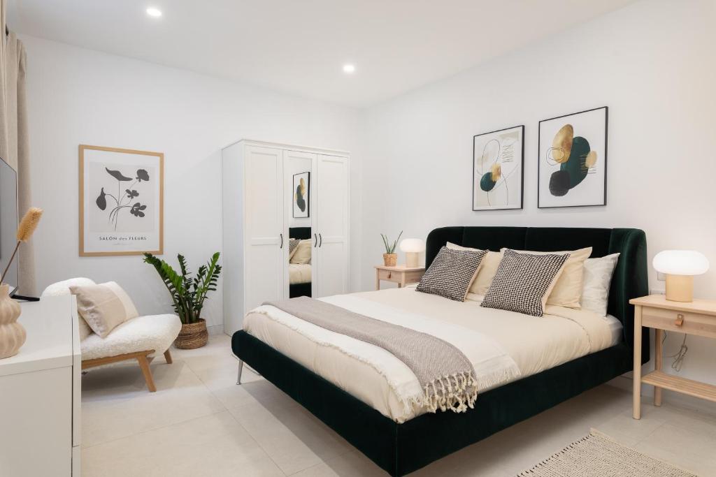 Postel nebo postele na pokoji v ubytování Modern 2BR Apartment with Outside Furniture - Close to Sliema, Saint Julians & Valletta